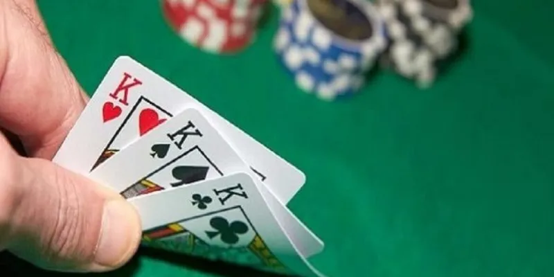 Việc giữ bài trong Liêng đóng vai trò cực kỳ quan trọng