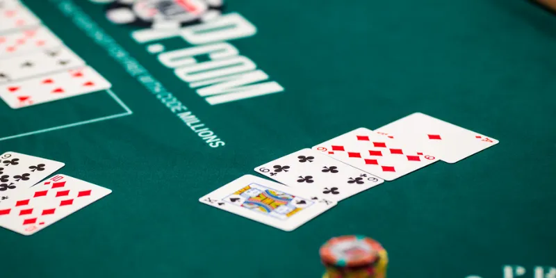 Cách chia bài và các vòng cược trong Omaha Poker